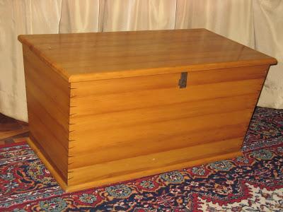 This chest is an imitation of an old-fashioned “wakis” (wagon-box). The chest is made of old yellow wood roof trusses and the corners of the box are strengthened with embuia wedges