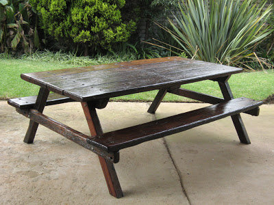 Strong and sturdy: a table and seat combination made of railway sleepers. Ideal for outdoor life