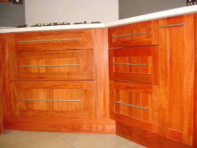 Pots and pans can be stored in the two large drawers under the gas stove. The top drawer is for large spoons, meat knives and other kitchen utensils. The three adjacent matching drawers give ample extra storage space. The drawer for the spices can be seen on the right